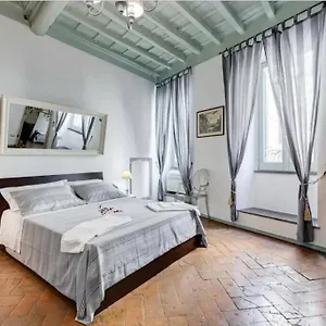 https://casa-laura-rione-monti-vista-fori-imperiali.it-romehotels.com